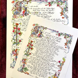 Puede incluir: Una ilustraci&oacute;n caligr&aacute;fica del Salmo 91, un pasaje de la Biblia, con un borde decorativo de flores y enredaderas. El texto est&aacute; escrito en una escritura fluida con letras adornadas. El fondo es de color crema.