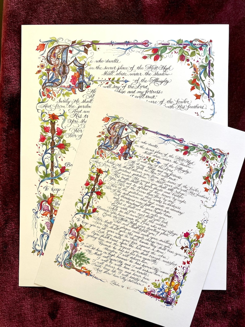 Puede incluir: Una ilustraci&oacute;n caligr&aacute;fica del Salmo 91, un pasaje de la Biblia, con un borde decorativo de flores y enredaderas. El texto est&aacute; escrito en una escritura fluida con letras adornadas. El fondo es de color crema.
