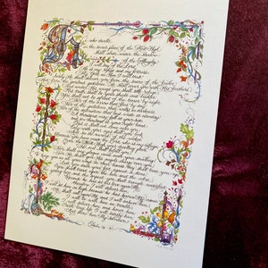 Puede incluir: Una pieza de caligraf&iacute;a manuscrita del Salmo 91, un pasaje b&iacute;blico sobre la b&uacute;squeda de refugio en Dios. El texto est&aacute; rodeado de intrincados dise&ntilde;os florales en tonos rojos, azules, verdes y dorados. El fondo es blanco.