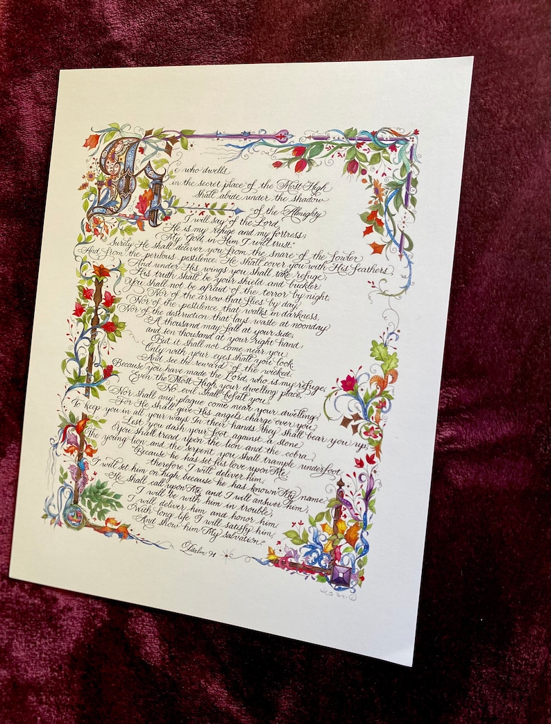 Puede incluir: Una pieza de caligraf&iacute;a manuscrita del Salmo 91, un pasaje b&iacute;blico sobre la b&uacute;squeda de refugio en Dios. El texto est&aacute; rodeado de intrincados dise&ntilde;os florales en tonos rojos, azules, verdes y dorados. El fondo es blanco.