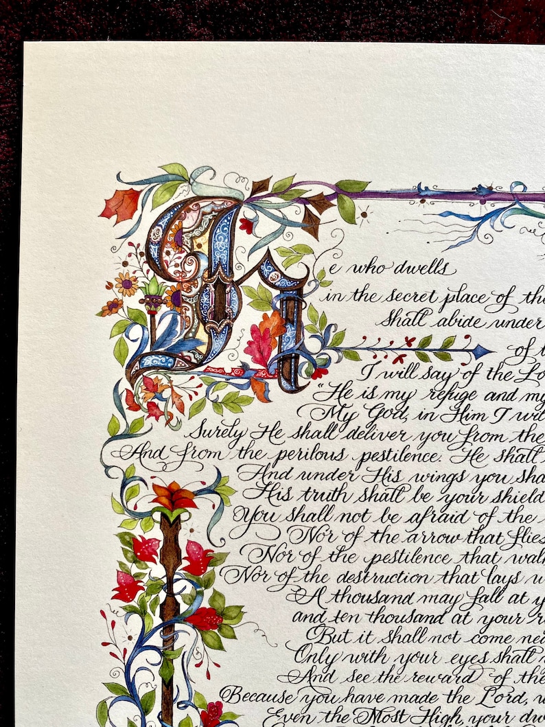 Puede incluir: Una pintura de acuarela de una letra 'I' caligr&aacute;fica con adornos florales. El texto dice: "El que habita en el lugar secreto del Alt&iacute;simo morar&aacute; bajo la sombra del Omnipotente."