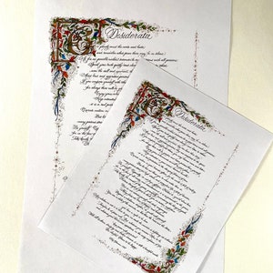 K&ouml;nnte beinhalten: Zwei gerahmte Drucke des Gedichts "Desiderata" mit kunstvoller Kalligraphie und floralen Illustrationen. Das Gedicht ist in einer dekorativen Schrift mit einem gro&szlig;en Anfangsbuchstaben und floralen Verzierungen geschrieben.