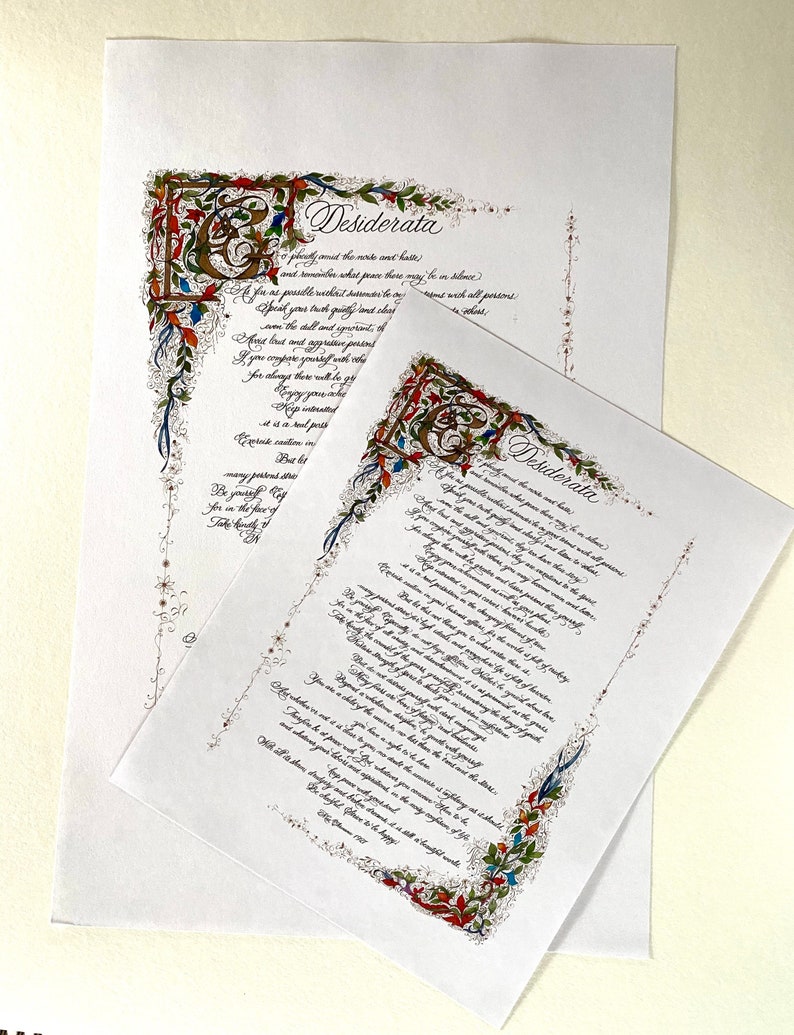K&ouml;nnte beinhalten: Zwei gerahmte Drucke des Gedichts "Desiderata" mit kunstvoller Kalligraphie und floralen Illustrationen. Das Gedicht ist in einer dekorativen Schrift mit einem gro&szlig;en Anfangsbuchstaben und floralen Verzierungen geschrieben.