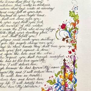Puede incluir: Una pieza de caligraf&iacute;a manuscrita del Salmo 91, un pasaje b&iacute;blico sobre la b&uacute;squeda de refugio y protecci&oacute;n en Dios. El texto est&aacute; rodeado por un borde decorativo de flores y enredaderas en tonos rojos, azules, verdes y amarillos.