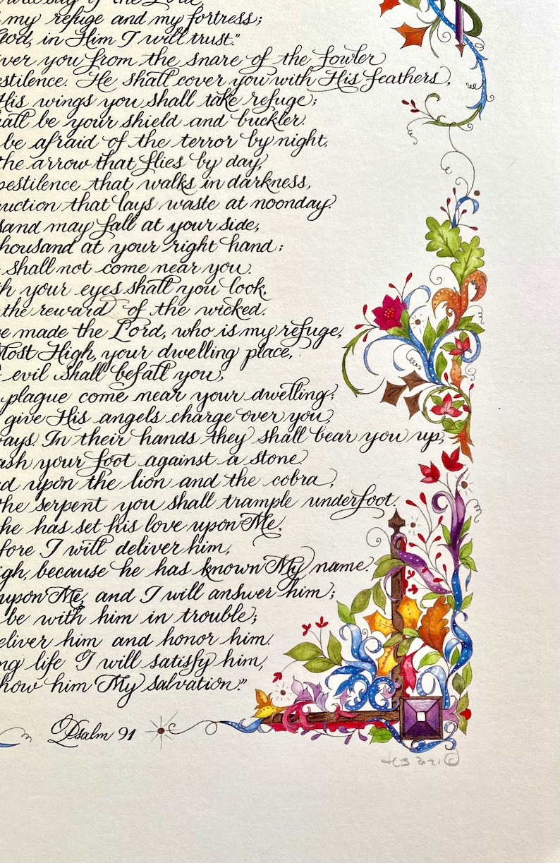 Puede incluir: Una pieza de caligraf&iacute;a manuscrita del Salmo 91, un pasaje b&iacute;blico sobre la b&uacute;squeda de refugio y protecci&oacute;n en Dios. El texto est&aacute; rodeado por un borde decorativo de flores y enredaderas en tonos rojos, azules, verdes y amarillos.