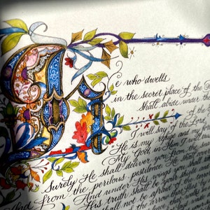 Puede incluir: Un primer plano de un manuscrito iluminado pintado a mano con una letra inicial decorativa "A" en azul, dorado y rojo. El texto dice: "Ciertamente &Eacute;l te librar&aacute; de la pestilencia peligrosa. &Eacute;l te cubrir&aacute; bajo su verdad, &Eacute;l ser&aacute; tu escudo y tu ayuda contra el terror. No tendr&aacute;s miedo de la flecha que vuela de d&iacute;a, ni de la pestilencia que anda en la oscuridad, ni de la destrucci&oacute;n que asola al mediod&iacute;a. Mil pueden caer a tu lado, y diez mil a tu derecha, pero no se acercar&aacute; a ti."