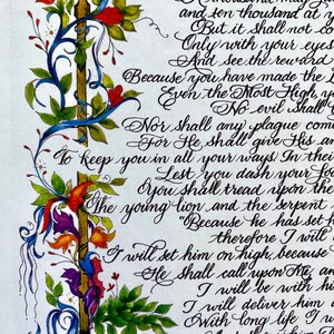 Puede incluir: Una pieza de caligraf&iacute;a manuscrita con un borde floral decorativo. El texto dice "Nor of the pestilence that I...Nor shall any plague come...For He shall give His arm to keep you in all your ways. In their...Lest you dash your foot...you shall tread upon the...The young lion and the serpent...Because he has set his...therefore I will...I will set him on high, because...He shall call upon Me and...I will be with him...I will deliver him...With long life I will...And show him my...Psalm"
