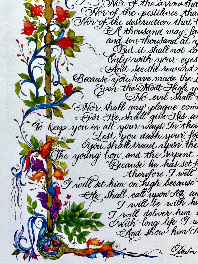 Puede incluir: Una pieza de caligraf&iacute;a manuscrita con un borde floral decorativo. El texto dice "Nor of the pestilence that I...Nor shall any plague come...For He shall give His arm to keep you in all your ways. In their...Lest you dash your foot...you shall tread upon the...The young lion and the serpent...Because he has set his...therefore I will...I will set him on high, because...He shall call upon Me and...I will be with him...I will deliver him...With long life I will...And show him my...Psalm"