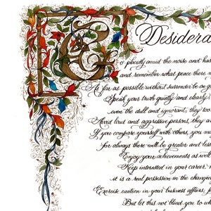 K&ouml;nnte beinhalten: Ein Aquarellgem&auml;lde eines kalligraphischen Zitates mit dem Wort "Desiderata" oben. Das Zitat ist in einer dekorativen Schrift mit einem floralen Rand geschrieben. Das Zitat lautet: "Gehe ruhig mitten im L&auml;rm und der Hast und erinnere dich an den Frieden, der in der Stille sein kann. So weit wie m&ouml;glich, ohne dich zu ergeben, sei mit allen Menschen in gutem Einvernehmen. Sprich deine Wahrheit ruhig und klar; und h&ouml;re anderen zu, auch den Dummen und Unwissenden; auch sie haben ihre Geschichte. Vermeide laute und aggressive Menschen, sie sind &Auml;rgernisse f&uuml;r den Geist. Wenn du dich mit anderen vergleichst, wirst du vielleicht eitel und bitter; denn es wird immer Gr&ouml;&szlig;ere und Kleinere geben als du selbst. Genie&szlig;e deine Leistungen ebenso wie deine Pl&auml;ne. Bleibe an deiner Karriere interessiert, so bescheiden sie auch sein mag; sie ist ein echter Besitz in den wechselnden Geschicken der Zeit. &Uuml;be Vorsicht in deinen Gesch&auml;ften; denn die Welt ist voller Betrug. Aber lass dich dadurch nicht blind f&uuml;r die Tugend, die es gibt; viele Menschen streben nach hohen Idealen; und &uuml;berall ist das Leben voller Heldentum. Sei du selbst. Vor allem, t&auml;usche keine Zuneigung vor.  Es ist nicht schlimm, du selbst zu sein. Angesichts aller Trockenheit und Entt&auml;uschung, halte deinen Enthusiasmus am Leben.  Es ist eine traurige Sache, seinen Enthusiasmus zu verlieren.  Du bist ein Kind des Universums, nicht weniger als die B&auml;ume und die Sterne; du hast das Recht, hier zu sein. Und ob es dir klar ist oder nicht, das Universum entfaltet sich zweifellos so, wie es soll. Sei daher in Frieden mit Gott, wie immer du ihn dir vorstellst, und was auch immer deine Arbeit und deine Bestrebungen sind, in der lauten Verwirrung des Lebens, halte Frieden mit deiner Seele. Mit all seinem Schein, seiner Plackerei und seinen zerbrochenen Tr&auml;umen, ist es immer noch eine sch&ouml;ne Welt. Sei fr&ouml;hlich. Strebe danach, gl&uuml;cklich zu sein."
