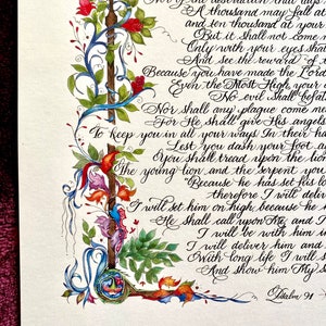 Puede incluir: Una ilustraci&oacute;n de acuarela de un dise&ntilde;o floral con una cita del Salmo 91. La cita dice: &laquo;Su verdad ser&aacute; tu escudo. No temer&aacute;s el terror de la noche, ni la flecha que vuela de d&iacute;a, ni la peste que anda en tinieblas, ni la destrucci&oacute;n que asola a mediod&iacute;a. Mil pueden caer a tu lado, y diez mil a tu derecha, pero no se acercar&aacute; a ti. S&oacute;lo con tus ojos mirar&aacute;s y ver&aacute;s la recompensa de los imp&iacute;os. Porque has hecho del Se&ntilde;or tu refugio, del Alt&iacute;simo tu morada, ning&uacute;n mal te sobrevendr&aacute;, ni plaga alguna se acercar&aacute; a tu morada. Porque &Eacute;l dar&aacute; a sus &aacute;ngeles mandato sobre ti, para que te guarden en todos tus caminos. Ellos te llevar&aacute;n en sus manos, para que tu pie no tropiece con piedra. Pisar&aacute;s al le&oacute;n y al &aacute;spid, hollar&aacute;s al leoncillo y al drag&oacute;n. Porque me ha amado, por eso lo librar&eacute;; lo pondr&eacute; en alto, porque ha conocido mi nombre. Me invocar&aacute;, y yo le responder&eacute;; estar&eacute; con &eacute;l en la angustia; lo librar&eacute; y lo glorificar&eacute;. Con larga vida lo saciar&eacute;, y le mostrar&eacute; mi salvaci&oacute;n. &raquo;