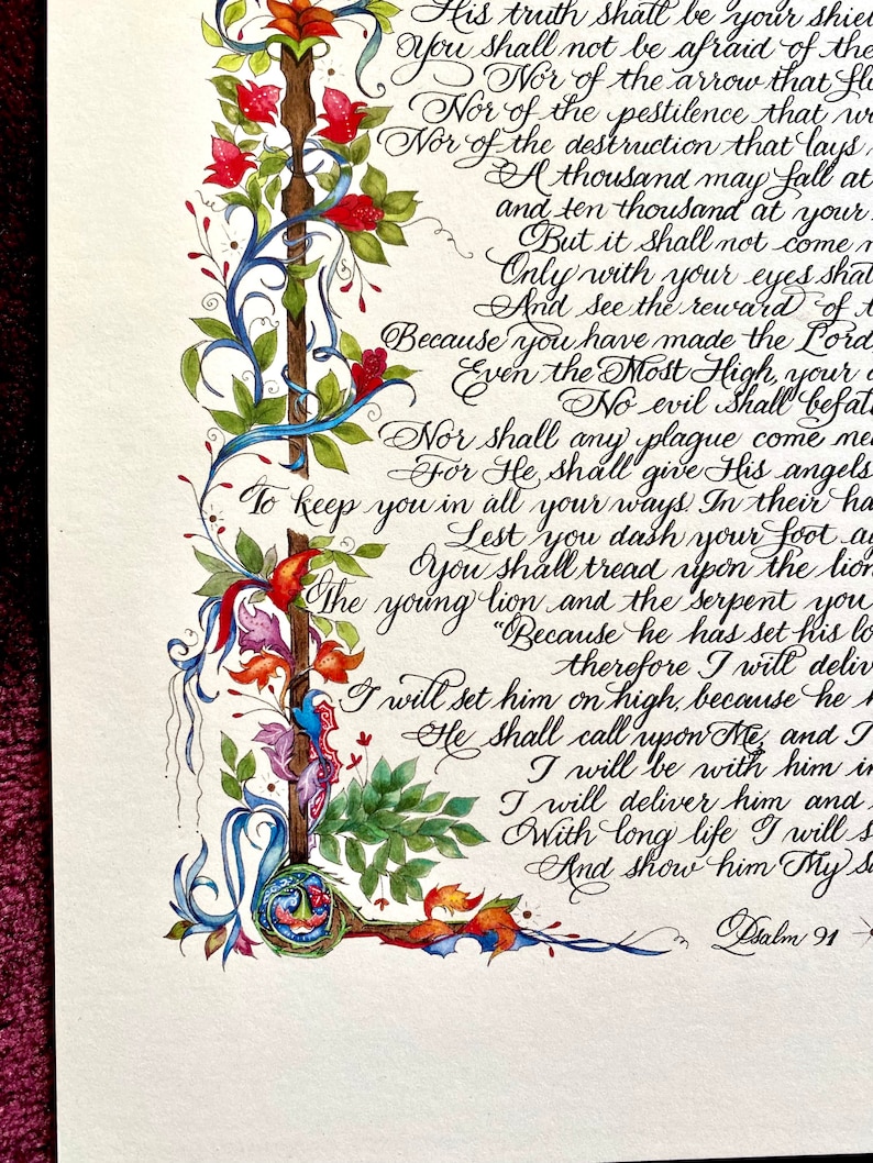 Puede incluir: Una ilustraci&oacute;n de acuarela de un dise&ntilde;o floral con una cita del Salmo 91. La cita dice: &laquo;Su verdad ser&aacute; tu escudo. No temer&aacute;s el terror de la noche, ni la flecha que vuela de d&iacute;a, ni la peste que anda en tinieblas, ni la destrucci&oacute;n que asola a mediod&iacute;a. Mil pueden caer a tu lado, y diez mil a tu derecha, pero no se acercar&aacute; a ti. S&oacute;lo con tus ojos mirar&aacute;s y ver&aacute;s la recompensa de los imp&iacute;os. Porque has hecho del Se&ntilde;or tu refugio, del Alt&iacute;simo tu morada, ning&uacute;n mal te sobrevendr&aacute;, ni plaga alguna se acercar&aacute; a tu morada. Porque &Eacute;l dar&aacute; a sus &aacute;ngeles mandato sobre ti, para que te guarden en todos tus caminos. Ellos te llevar&aacute;n en sus manos, para que tu pie no tropiece con piedra. Pisar&aacute;s al le&oacute;n y al &aacute;spid, hollar&aacute;s al leoncillo y al drag&oacute;n. Porque me ha amado, por eso lo librar&eacute;; lo pondr&eacute; en alto, porque ha conocido mi nombre. Me invocar&aacute;, y yo le responder&eacute;; estar&eacute; con &eacute;l en la angustia; lo librar&eacute; y lo glorificar&eacute;. Con larga vida lo saciar&eacute;, y le mostrar&eacute; mi salvaci&oacute;n. &raquo;