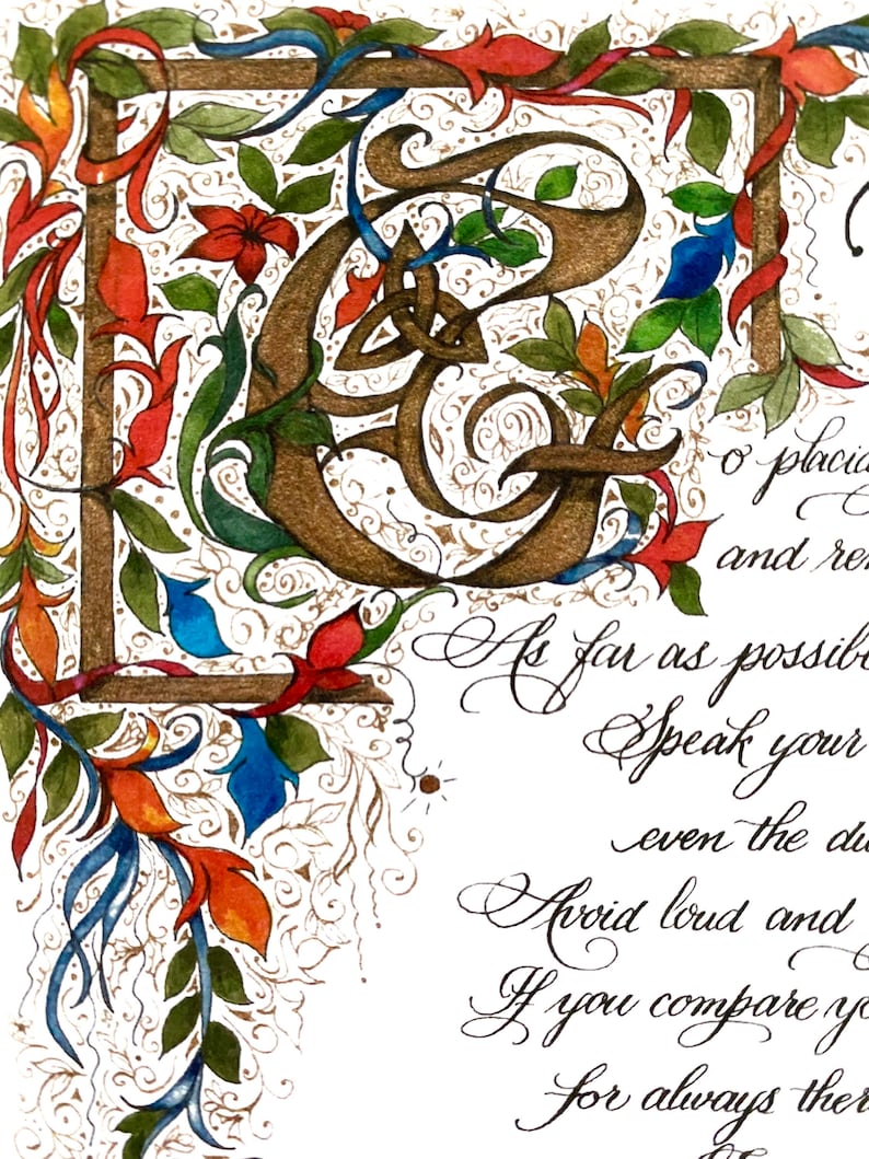 K&ouml;nnte beinhalten: Ein Aquarellbild eines dekorativen Buchstabens G mit einem keltischen Knotendesign. Der Buchstabe ist von einem Rahmen aus Ranken und Blumen in Rot-, Orange-, Gr&uuml;n- und Blaut&ouml;nen umgeben. Der Text "As far as possible Speak your even the du Avvid loud and If you compare y for always ther" ist in schwarzer Tinte geschrieben.