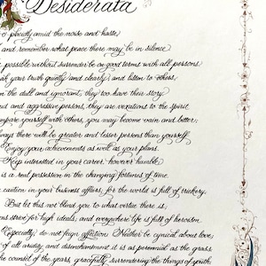 K&ouml;nnte beinhalten: Ein handgeschriebenes Gedicht mit dem Titel "Desiderata" in schwarzer Tinte auf wei&szlig;em Hintergrund. Das Gedicht ist mit dekorativen floralen R&auml;ndern in Gold und Rot gerahmt. Das Gedicht ist eine Erinnerung daran, ein friedliches und erf&uuml;lltes Leben zu f&uuml;hren.