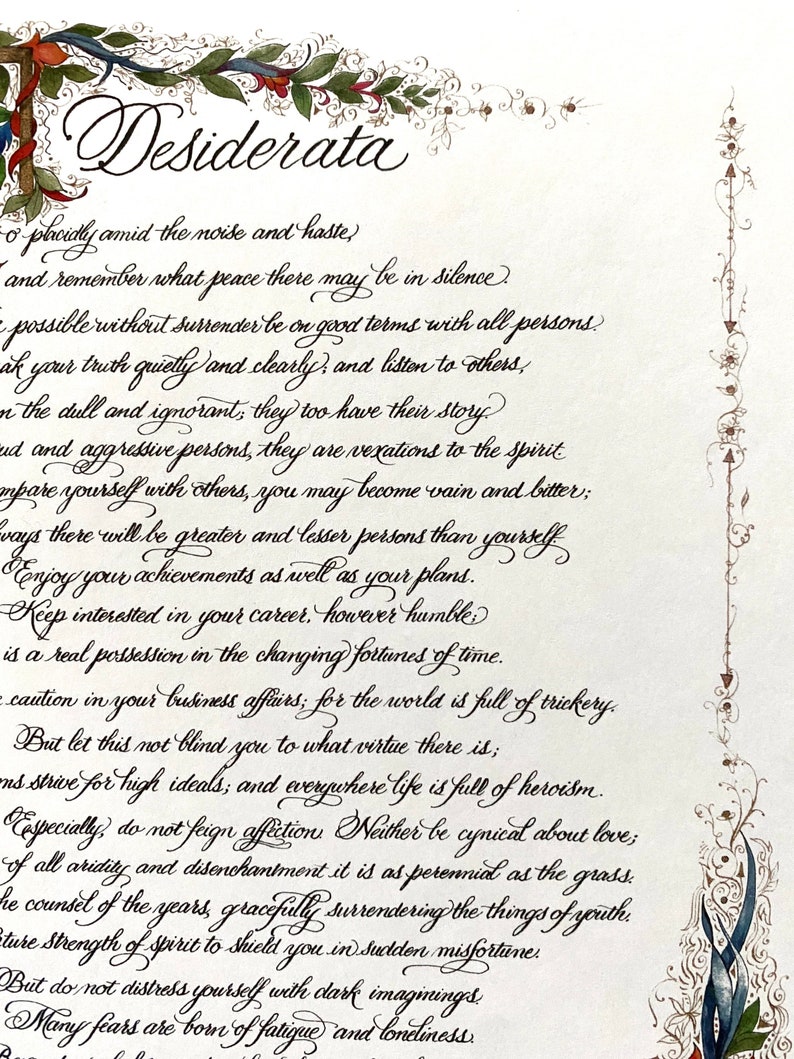 K&ouml;nnte beinhalten: Ein handgeschriebenes Gedicht mit dem Titel "Desiderata" in schwarzer Tinte auf wei&szlig;em Hintergrund. Das Gedicht ist mit dekorativen floralen R&auml;ndern in Gold und Rot gerahmt. Das Gedicht ist eine Erinnerung daran, ein friedliches und erf&uuml;lltes Leben zu f&uuml;hren.