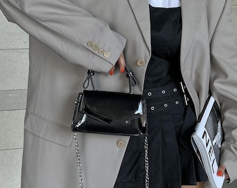 Borsa a tracolla in pelle verniciata nera, elegante borsa a tracolla con catena