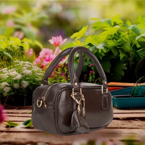 Mini Handtasche aus glänzendem Veganem Leder - Braune Schulter Geldbörse für Frauen, Elegante Top Griff Tasche, kleine Crossbody Geschenktasche
