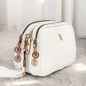 Creme 3-Fach Buzy Satin Kunstleder Verstellbarer Riemen Alltag Schultertasche für Frauen