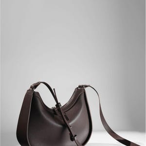 Sac à bandoulière artisanal en cuir végétalien marron - Sac hobo minimaliste pour femme, sac à main en croissant chic, sac à main élégant de tous les jours