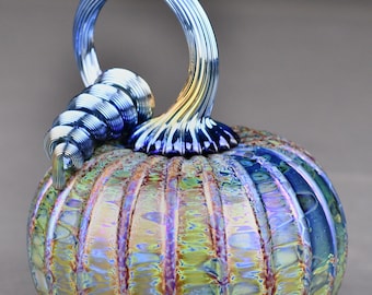 Calabaza de vidrio soplado a mano en verde, amarillo, rojo y azul metálico, morado, plateado y dorado