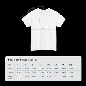 Puede incluir: Una tabla de tallas para camisetas Gildan 5000, que muestra las medidas en pulgadas para el ancho, la longitud y la longitud de la manga. Las tallas van de la S a la 5XL.