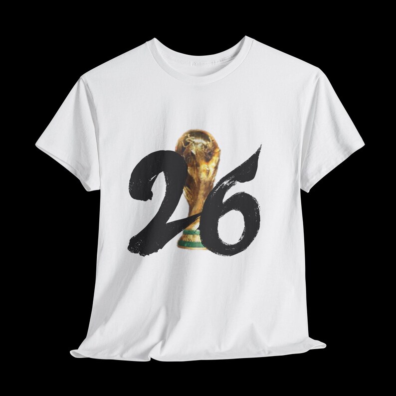 Puede incluir: Camiseta blanca con un gr&aacute;fico en blanco y negro del trofeo de la Copa Mundial de la FIFA y el n&uacute;mero 26.
