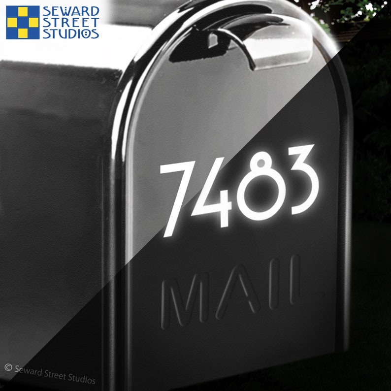 Puede incluir: Un buz&oacute;n negro con el n&uacute;mero "7483" y la palabra "MAIL" en blanco en la parte delantera.