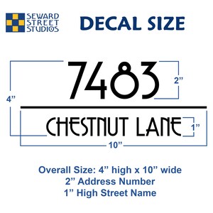 K&ouml;nnte beinhalten: Schwarz-wei&szlig;er Hausnummernaufkleber mit der Adresse 7483 und dem Stra&szlig;ennamen CHESTNUT LANE. Der Aufkleber ist 10 cm hoch und 25 cm breit. Die Hausnummer ist 5 cm hoch und der Stra&szlig;enname ist 2,5 cm hoch.