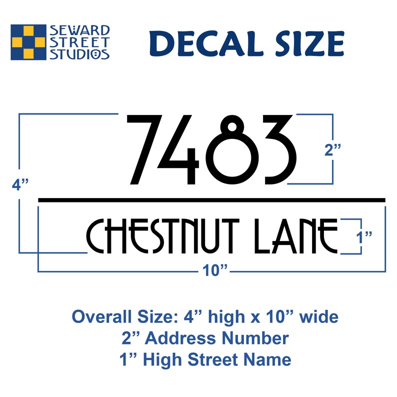 K&ouml;nnte beinhalten: Schwarz-wei&szlig;er Hausnummernaufkleber mit der Adresse 7483 und dem Stra&szlig;ennamen CHESTNUT LANE. Der Aufkleber ist 10 cm hoch und 25 cm breit. Die Hausnummer ist 5 cm hoch und der Stra&szlig;enname ist 2,5 cm hoch.