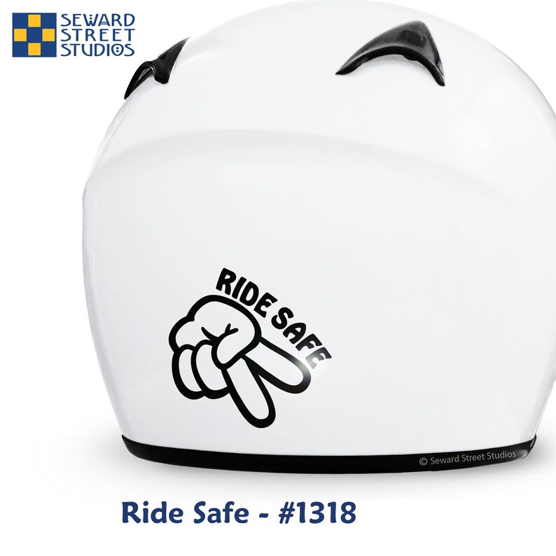 K&ouml;nnte beinhalten: Wei&szlig;er Motorradhelm mit einem schwarzen Peace-Zeichen-Aufkleber mit der Aufschrift "Ride Safe".