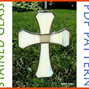 以下が含まれることがあります： 芝生の中に、銀色の枠で囲まれた白いステンドグラスの十字架が吊り下げられています。 PDFパターン