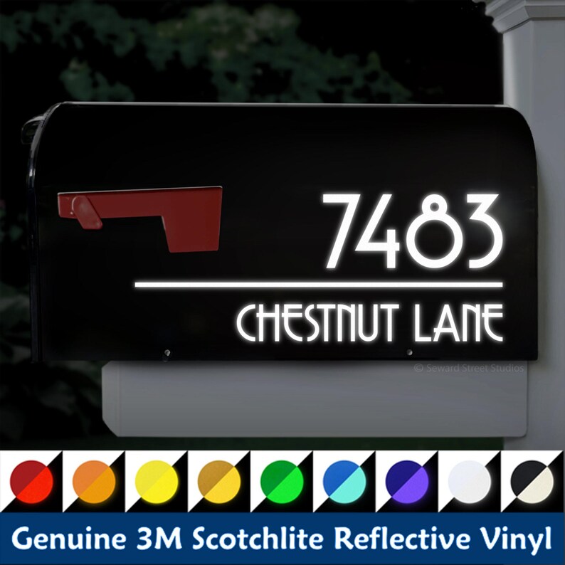 K&ouml;nnte beinhalten: Wei&szlig;e reflektierende Vinyl-Zahlen und Stra&szlig;enname f&uuml;r einen Briefkasten. Die Zahlen sind 7483 und der Stra&szlig;enname ist Chestnut Lane. Das Vinyl ist in 10 Farben erh&auml;ltlich: Rot, Orange, Gelb, Gold, Gr&uuml;n, T&uuml;rkis, Lila, Wei&szlig;, Schwarz und Beige.