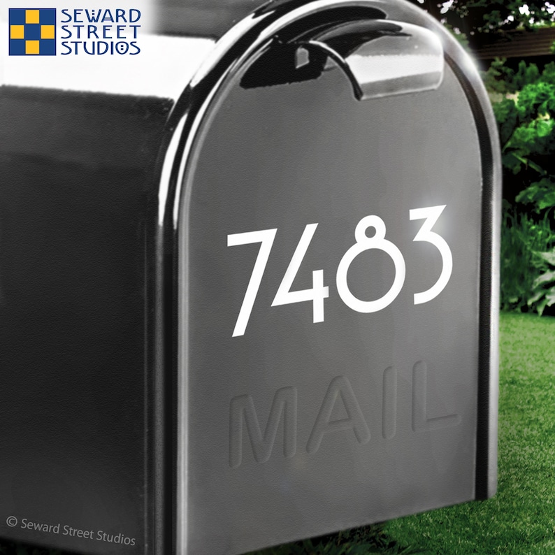 Puede incluir: Un buz&oacute;n negro con el n&uacute;mero 7483 impreso en blanco en la parte delantera. La palabra "MAIL" est&aacute; en relieve en la parte delantera del buz&oacute;n.