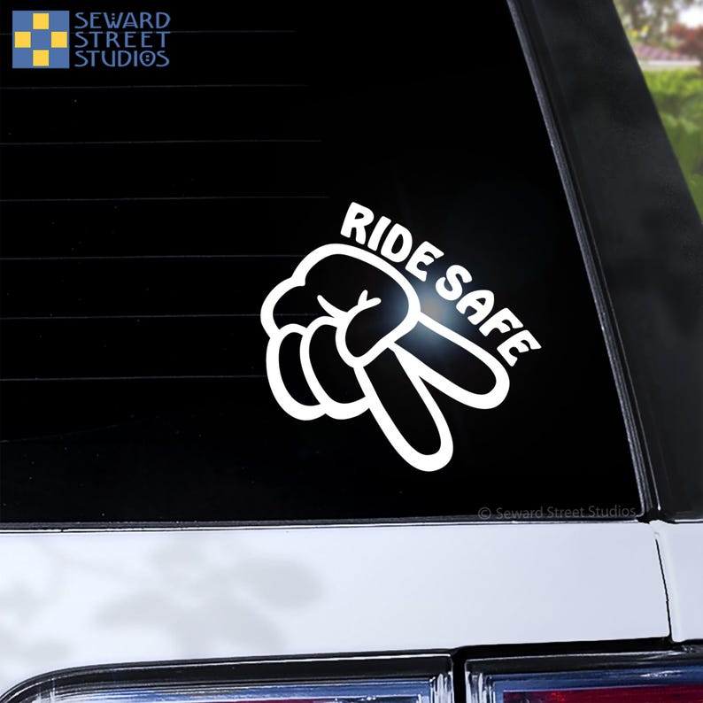 K&ouml;nnte beinhalten: Wei&szlig;er Vinyl-Aufkleber mit einer Peace-Handgeste und dem Text "RIDE SAFE".