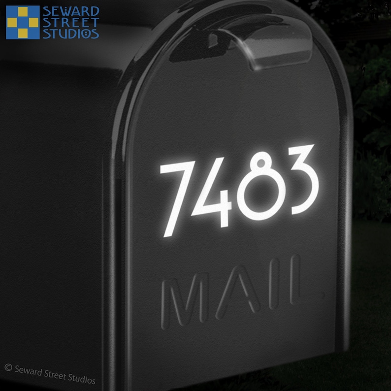 Puede incluir: Un buz&oacute;n negro con el n&uacute;mero 7483 en n&uacute;meros reflectantes blancos y la palabra "MAIL" debajo.