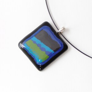 Abstracte hanger met gesmolten glas - Olijfgroen - Blauw - Zwart - Handgemaakte glazen sieraden