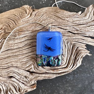 Fusing Glas Anhänger Halskette - Schwarze Libellen auf Aquamarin Blau und Rosa und Schwarz Dichroic Glas - Handgemachter Glasschmuck