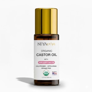 Puede incluir: Una botella de vidrio marr&oacute;n de aceite de ricino org&aacute;nico con una tapa dorada. La etiqueta dice "NIYAvera ORGANIC CASTOR OIL" con "ROSE QUARTZ ROLLER" y "50 ml". El producto es prensado en fr&iacute;o, extra virgen y sin hexano.
