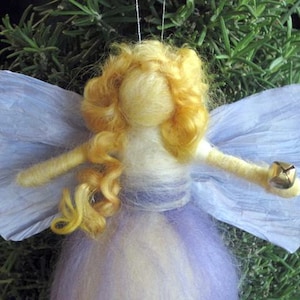 Inspirowane Waldorfem, Zimowa Wróżka, Anioł z filcu igłowego, Blond, Boże Narodzenie, Stół zimowy, Natura, ze skrzydłami z papieru i dzwonkiem