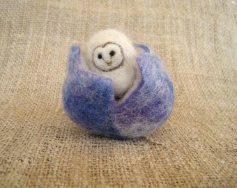 Needle felted easter egg, needle felted owl, Easter basket, Waldorf toy, Owl decor, Spring Nature table, Easter Decor