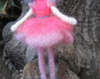 Needle Felted Doll, Felted Ballerina, Waldorf toy, wire swing, posable doll , ballerine rose, cheveux bleus, Design original par Borbala Arvai