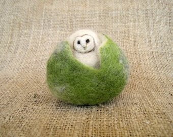 Needle felted animal, Felted Easter Egg with Little Owl, Easter basket, Waldorf toy, Owl decor, Spring Nature table, Easter Decor