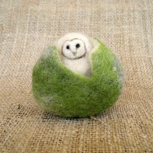 Needle felted animal, Felted Easter Egg with Little Owl, Easter basket, Waldorf toy, Owl decor, Spring Nature table, Easter Decor