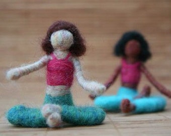 Sophie the Needle Felted Yoga Doll (brunette), Waldorf inspiriertes, gefilztes Spielzeug, Dekoration, Meditation, Original Design von Borbala Arvai