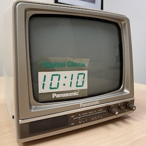 ヴィンテージ *新品* パナソニック TR-9000T 9インチ 白黒ポータブルテレビ 映画用小道具
