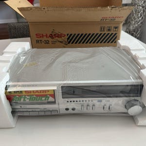 VINTAGE *Neu in Box* Sharp RT-32 Stereo Kassettendeck Tonbandgerät Filmrequisite