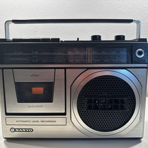 VINTAGE 80er *Neu* Sanyo M2409 am/fm Portables Kassetten-Tonbandgerät Japan Movie