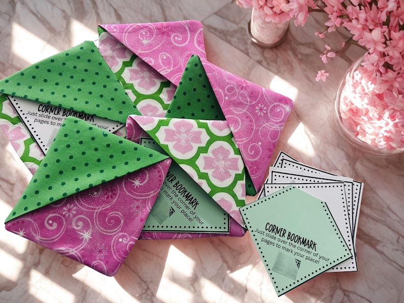 Puede incluir: Un conjunto de marcap&aacute;ginas de esquina hechos a mano con patrones florales y de lunares en rosa y verde. Los marcap&aacute;ginas tienen el texto "CORNER BOOKMARK" en peque&ntilde;as tarjetas. Dise&ntilde;ados para deslizarse sobre la esquina de una p&aacute;gina.
