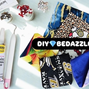 Puede incluir: Un conjunto de materiales de manualidades para proyectos de bricolaje, que incluye cuadrados de tela con varios patrones, pedrer&iacute;a, pegamento y herramientas. La imagen presenta el texto "DIY BEDAZZLE!" en una pancarta.