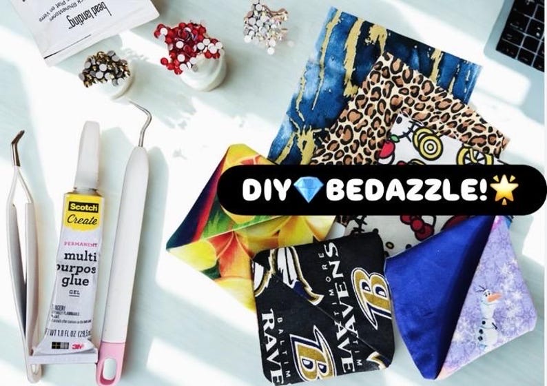 Puede incluir: Un conjunto de materiales de manualidades para proyectos de bricolaje, que incluye cuadrados de tela con varios patrones, pedrer&iacute;a, pegamento y herramientas. La imagen presenta el texto "DIY BEDAZZLE!" en una pancarta.