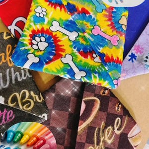 Puede incluir: Variedad de cuadrados de tela coloridos con varios dise&ntilde;os. Uno de los cuadrados presenta un dise&ntilde;o tie-dye con huellas de patas y formas de huesos. Otros cuadrados tienen dise&ntilde;os de caf&eacute; y florales. La imagen tambi&eacute;n incluye bol&iacute;grafos de purpurina y la palabra "DIY".